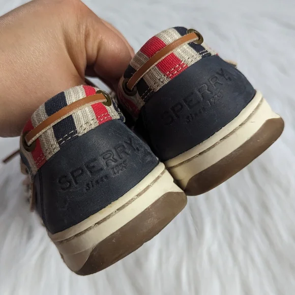 Beautiful classic feminine navy blue Sperry's. SIZE 7.5. - Picture 5 of 8